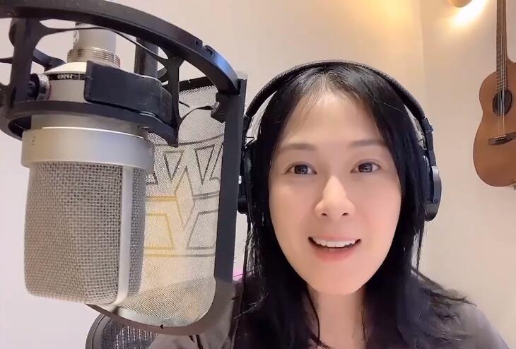 刘若英|刘若英高调为河南加油打call,穿T恤唱歌助威,素颜婴儿肌没毛孔