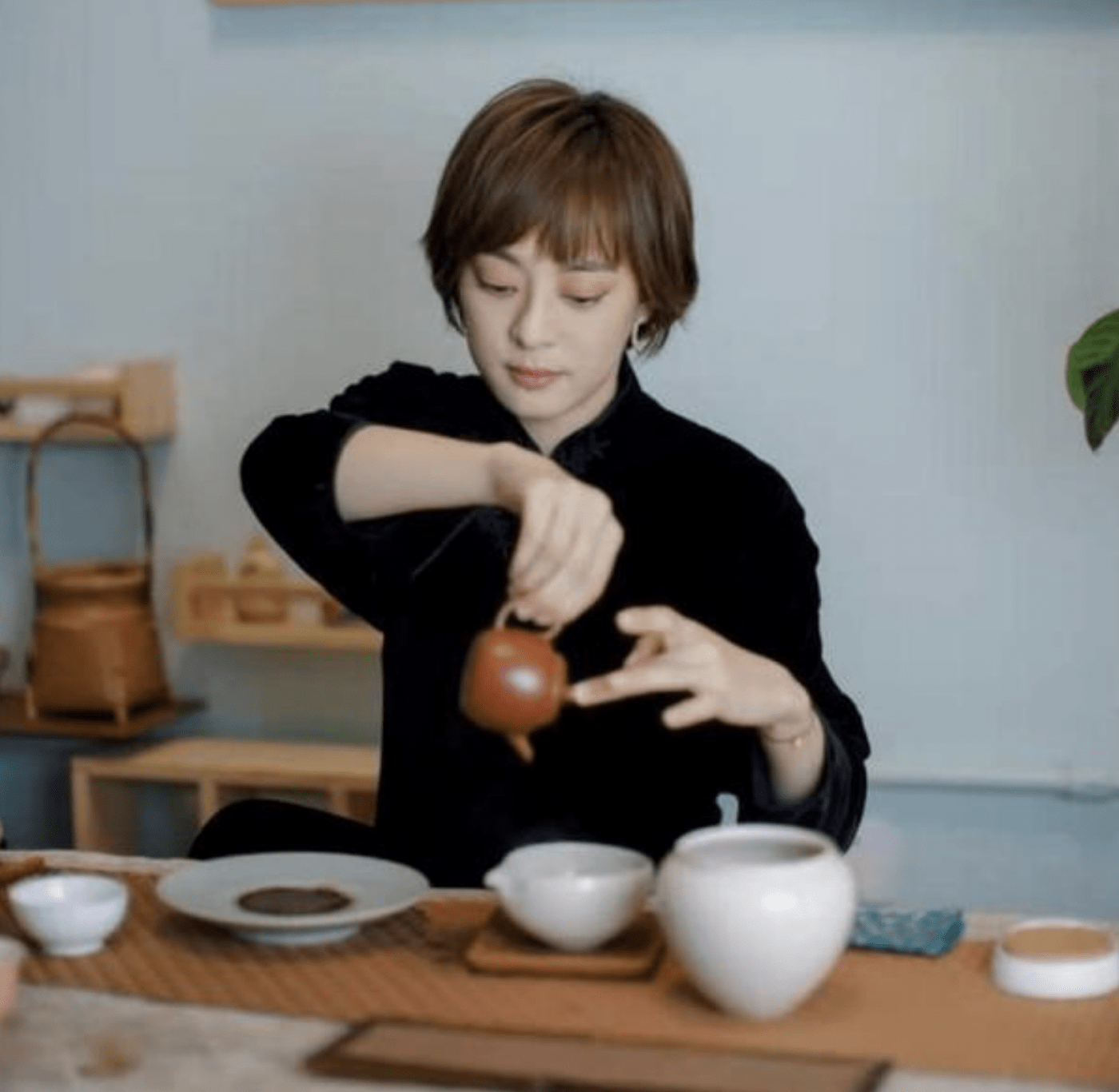 发型|60岁女人头发别留太长，显少还易掉！这4款短发刚刚好，时髦多了