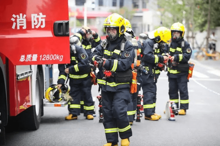 徐汇消防员夏训60斤装备穿身上随时准备秒出警