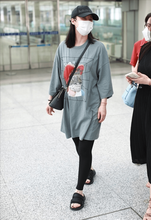 蒋勤勤|蒋勤勤穿“宅女T恤”挺时髦，紧腿裤暴露腿型，生俩娃真不一样了