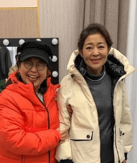 蔡明秀|59岁蔡明秀小蛮腰女团腿,62岁倪萍打扮时髦不敢认,同框似姐妹花