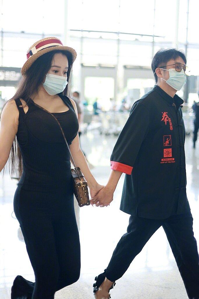 黑色|邹市明老婆身材太“辣”了，两人一身黑牵手出门，凹凸身材太抢镜