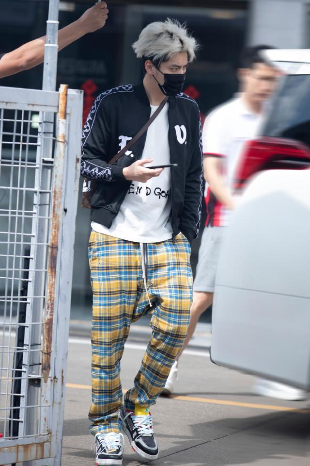 头发|吴亦凡潮流穿搭也难掩一脸憔悴，被都美竹毁了！