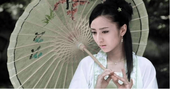 样子|女星古装撑伞造型绝了!赵丽颖风格百变、杨紫清冷,热巴让人心疼!