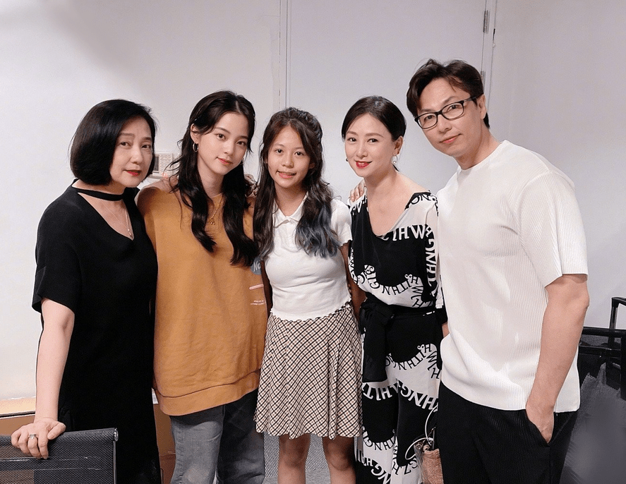 翁虹|翁虹女儿发育真好，穿POLO衫配百褶裙，13岁身高都快赶上妈妈了