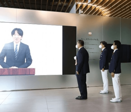 营业|纪子妃学雅子皇后仙气飘飘！一身白与文仁营业好养眼，再现狐狸笑