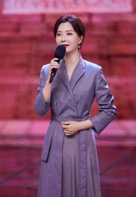 西装|40+的女人要学会提升衣品，看看陈数的穿搭，才知道什么叫高级