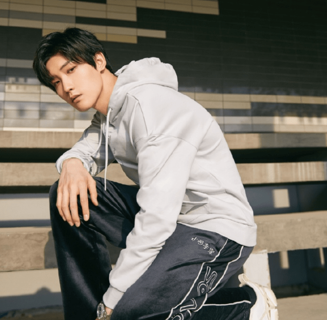 邢昭林,作为一个受欢迎的学生,在他的颜值和身材上是可辨认的.