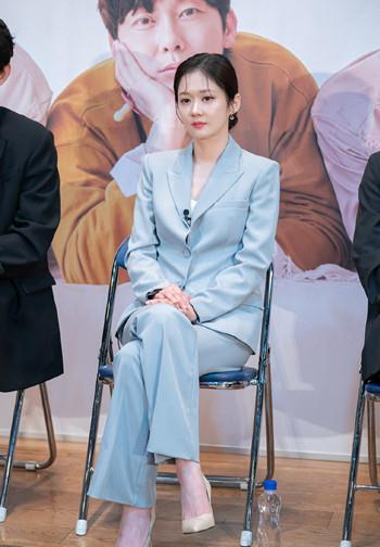 材质|张娜拉喝下午茶，穿白色长袖娃娃脸不显老，40岁老戏骨还是少女颜