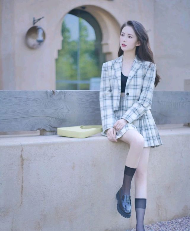 服装|女生可以尝试不同的穿搭风格，呈现不一样的气质，遇见更美的自己