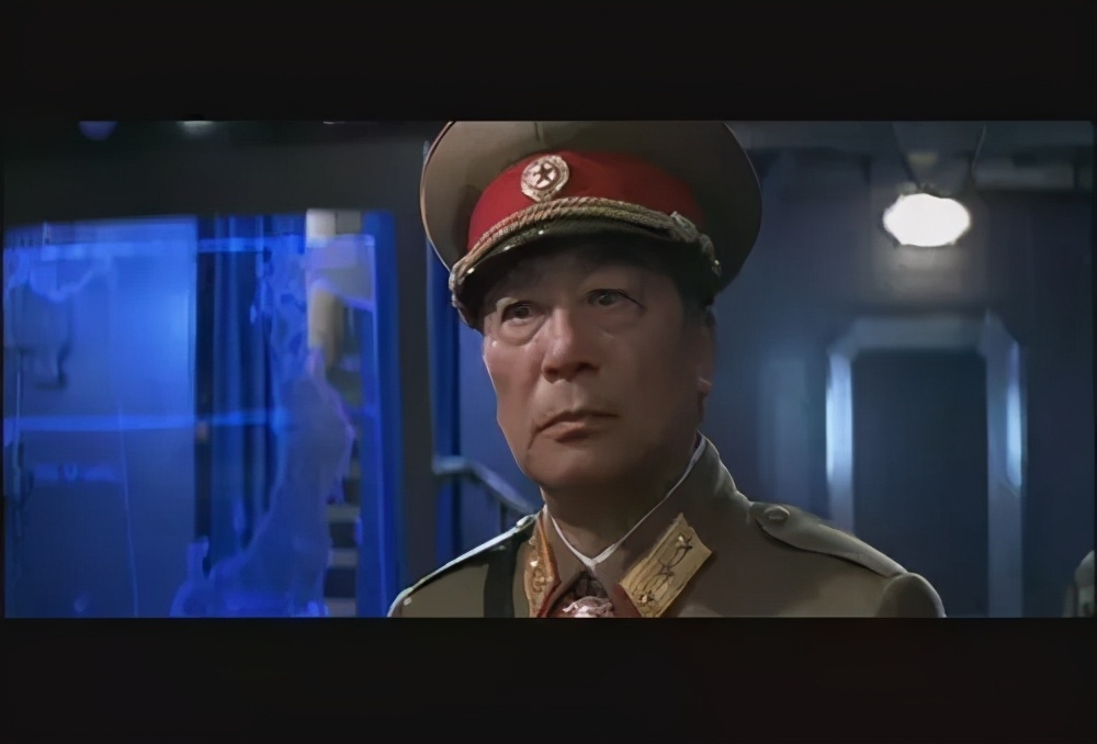 远的不说,就拿最近几年的电影《窃听风云3》来说,曾江老爷子在其中的