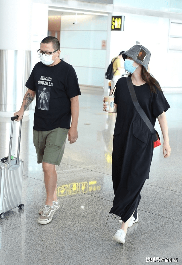 黑色|梅婷与老公走机场，穿宽松黑裙子配渔夫帽，简约低调却蛮有高级感