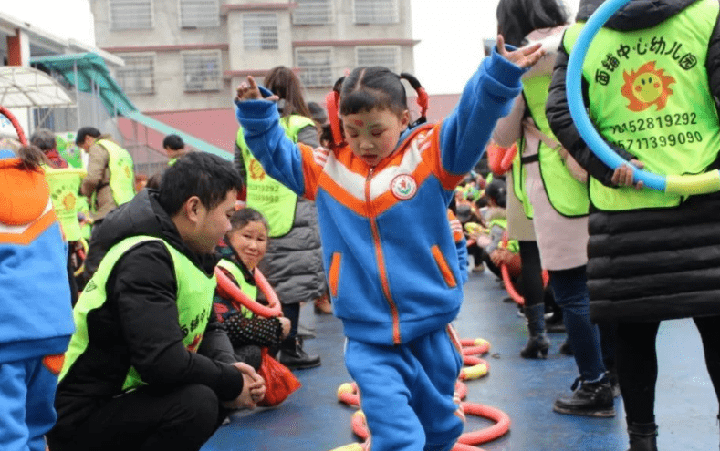 因为|幼儿园老师将孩子反锁阳台，安全问题难以保障，家长看后追悔莫及