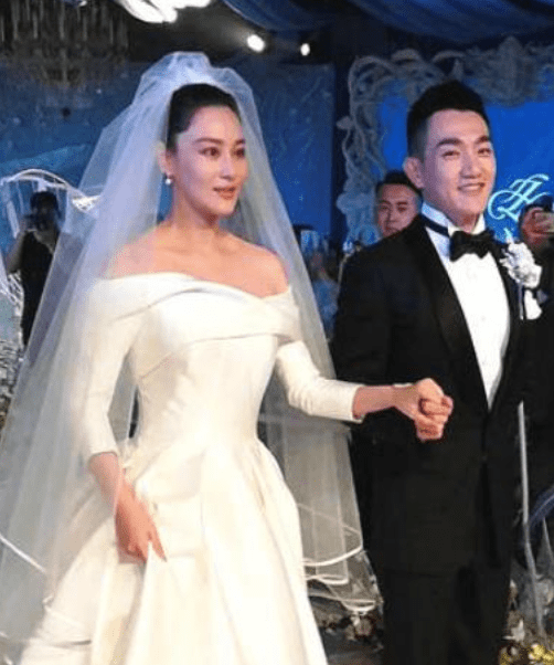 身材苗条|张馨予现身机场，穿超短裤秀白嫩细腿，身材苗条不似孩子妈