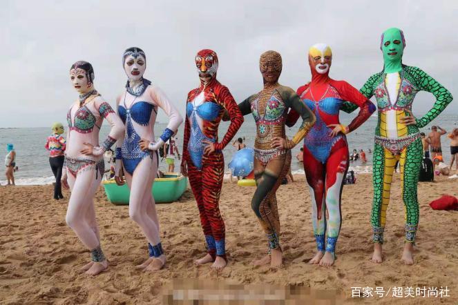 网友|太魔幻！脸基尼新品发布会大妈齐上阵，是“土味”还是“时尚”？