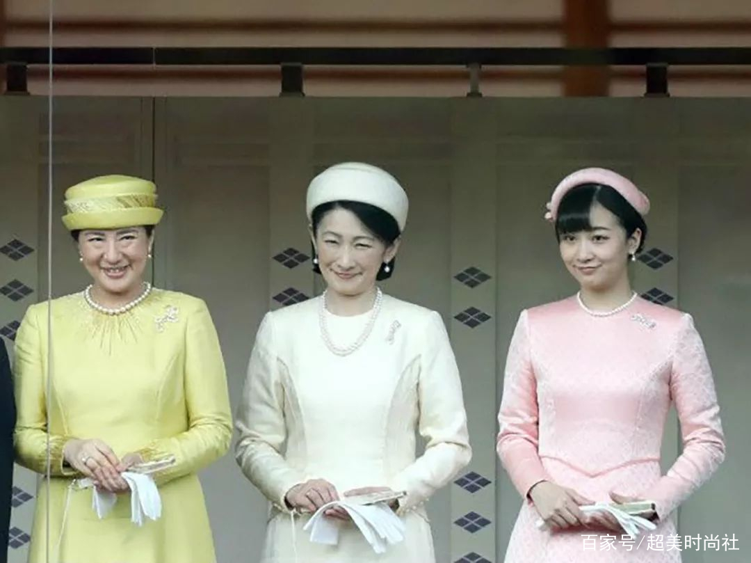 配饰|日本雅子皇后穿一身白亮相，戴珍珠配饰显优雅，被86岁婆婆抢风头