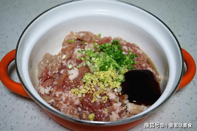 做法|早餐这样吃孩子再也不赖床了，一口一只虾的锅贴，好吃到停不下来