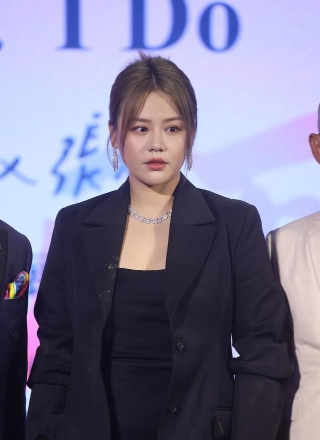 活动|马思纯身材有点控不住,出席活动要穿加大号西装,赘肉快遮不住了