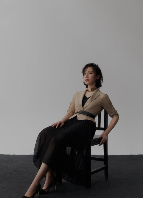 面料|真正会穿的女人，穿西装外套不会配小脚裤，看陈数就知道了？