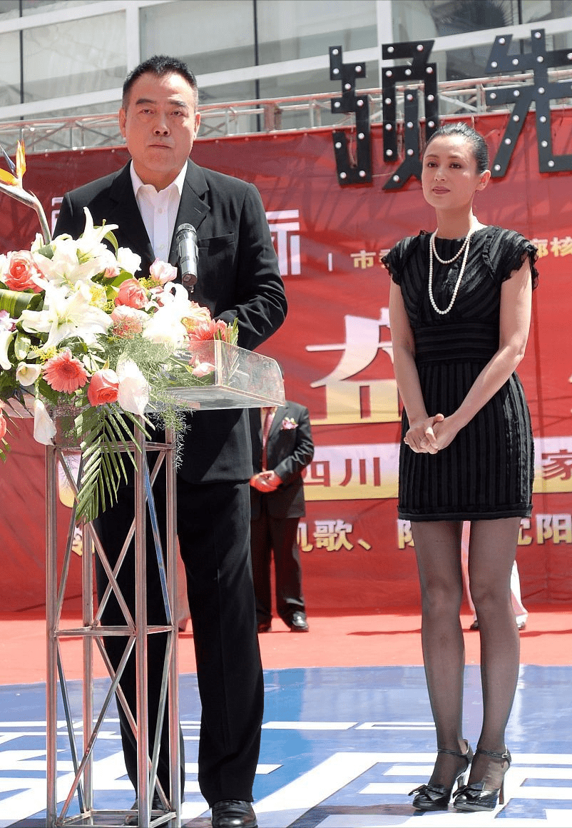 设计|陈红的“瓷瓶身材”曲线明显，看不出只有166cm，身材好真不显老