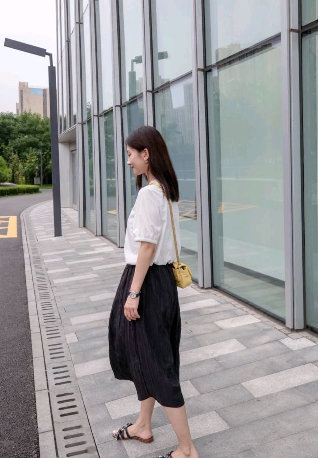 女生|怎么打扮才能变成温柔女孩？合理搭配半身裙，轻松呈现温柔气质