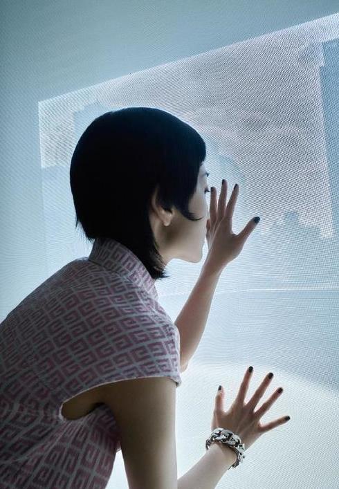 郭采洁|郭采洁的时尚感真好，穿粉裙腰间打褶秀蛮腰，配狗啃式短发真任性