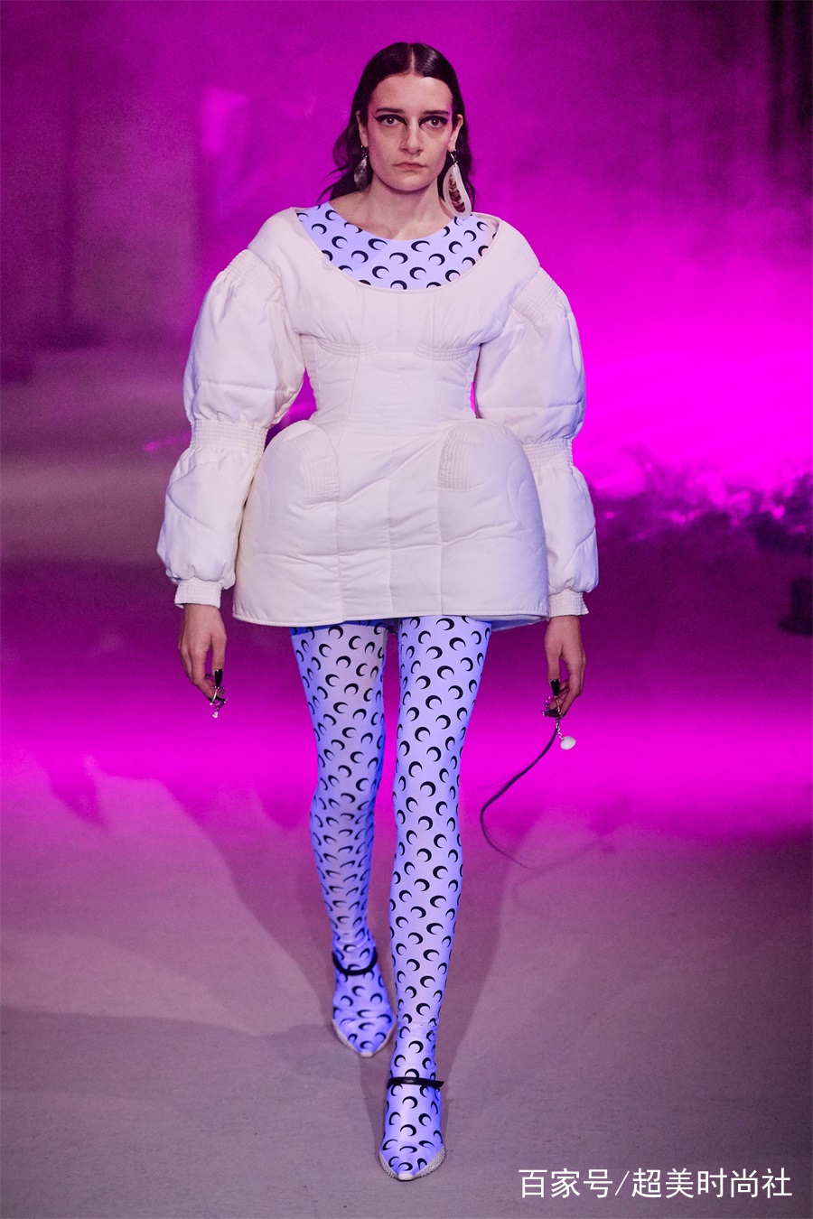 品牌|盘点时装周“奇葩”单品,手指大的mini包能装什么?网友:装可爱