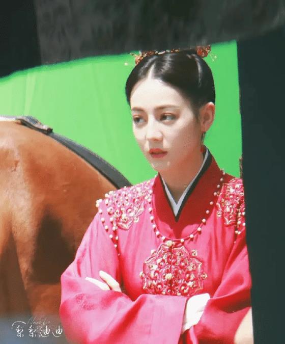 疲态|迪丽热巴新路透出炉！红色长袍造型好惊艳，顶烈日拍摄神情显疲态