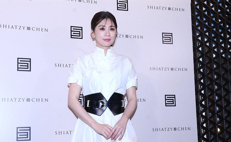 保养|明星保养都挺好，年近50的贾静雯身穿白裙，干净清爽有气质