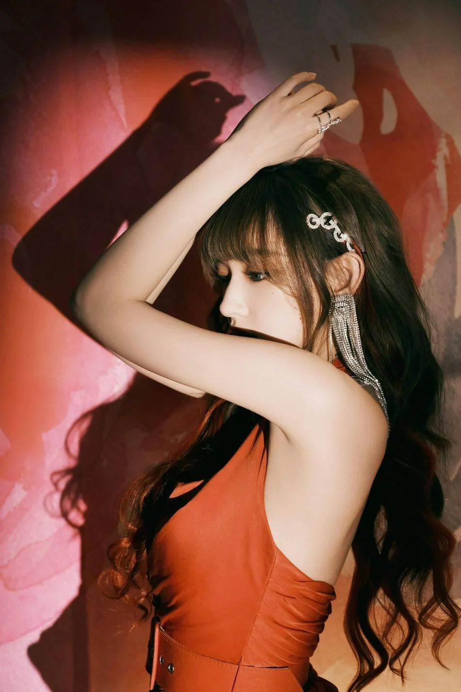 程潇|程潇穿抹胸红色小短裙大秀美背！雪肤娇嫩太性感撩人