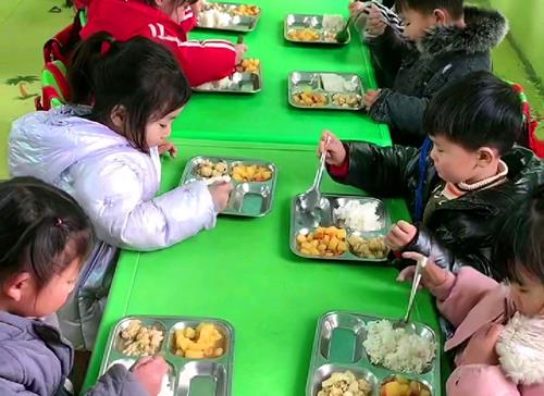 家长|孩子上幼儿园，宝妈会选择伙食好的那家，看到这些饭菜，你怎么选