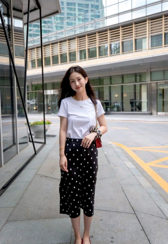 女生|怎么打扮才能变成温柔女孩？合理搭配半身裙，轻松呈现温柔气质