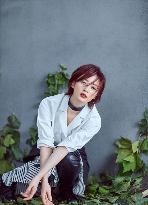 整体|44岁蒋勤勤真的嫩，穿衬衫配裙子洋气减龄，完全没有皱纹太冻龄？