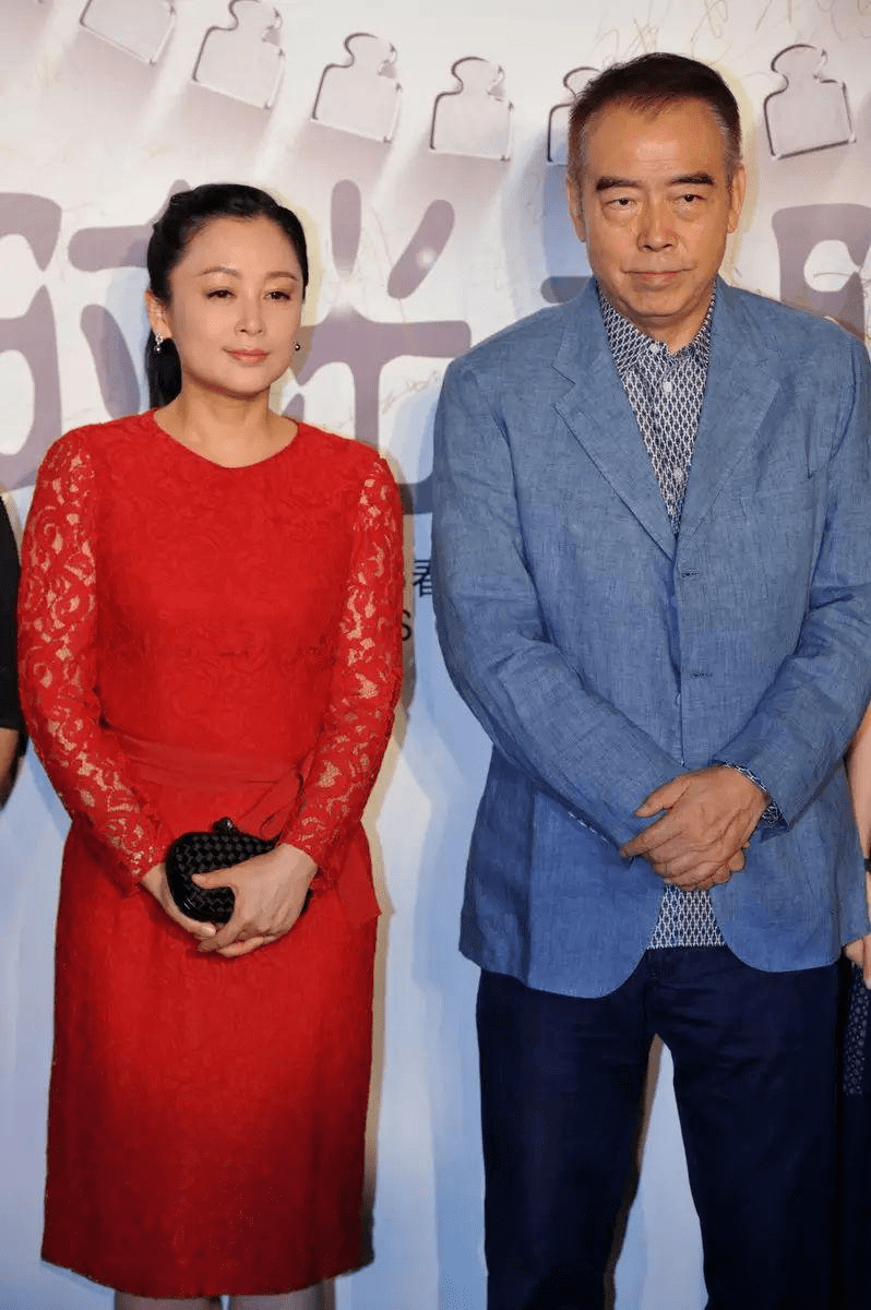 亮点|陈红真是“阿姨辈顶流”，穿黑色上衣配半裙优雅大方，端庄稳重