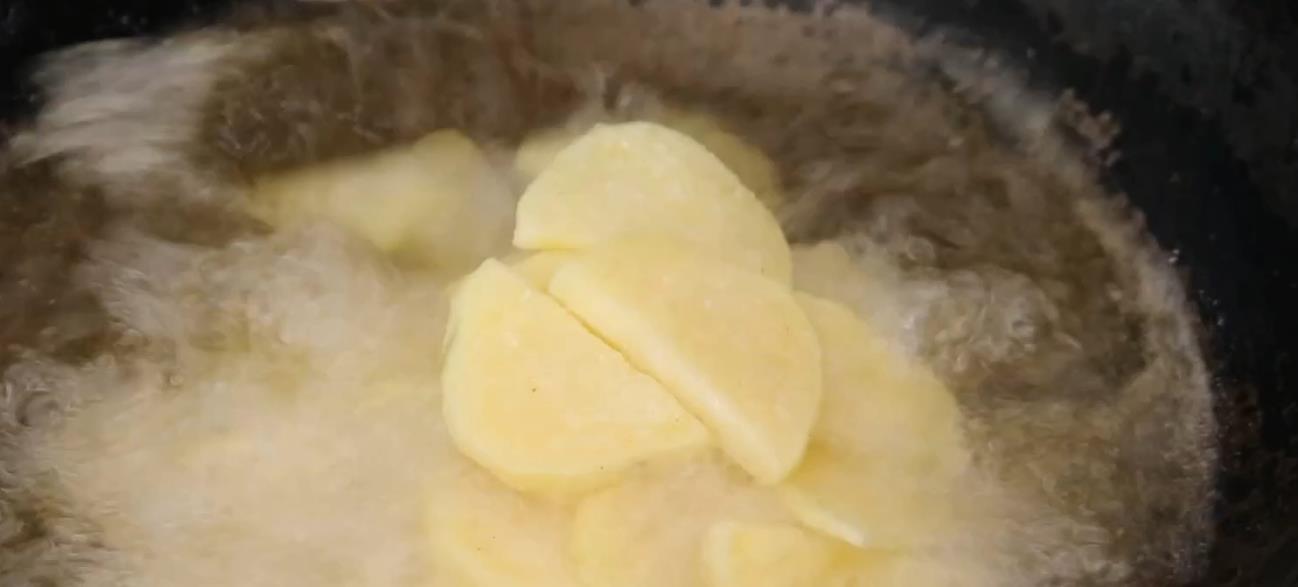 来客|土豆试试这样做，是我家来客必做的拿手菜，上桌就是一大硬菜