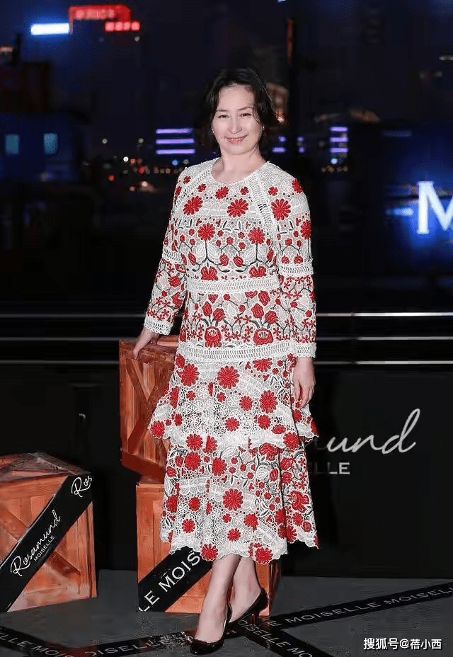女儿|何超琼到底是赌王最爱的女儿，越老越高贵，穿连衣裙配短发真优雅