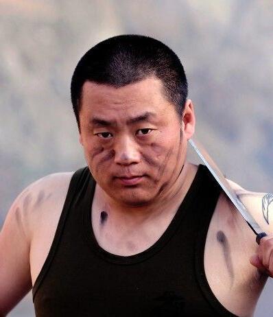 1978年3月出生的吉林汉子宋晓峰(原名宋国峰)也是其一,他是赵本山第38