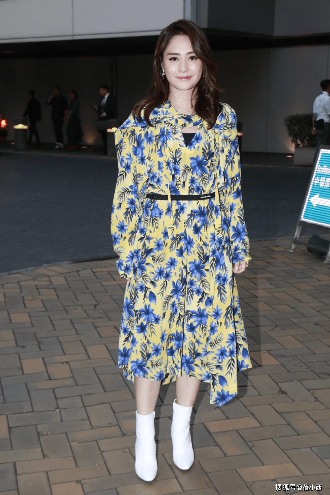 钟欣潼|阿娇钟欣潼是放弃了身材管理吗?一身宽松穿搭真遮肉,还挺时髦