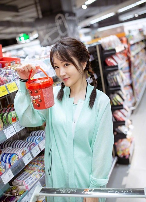 女生|杨钰莹终于“扮嫩”成功，一袭白色礼服温婉可爱，扎丸子头像少女！
