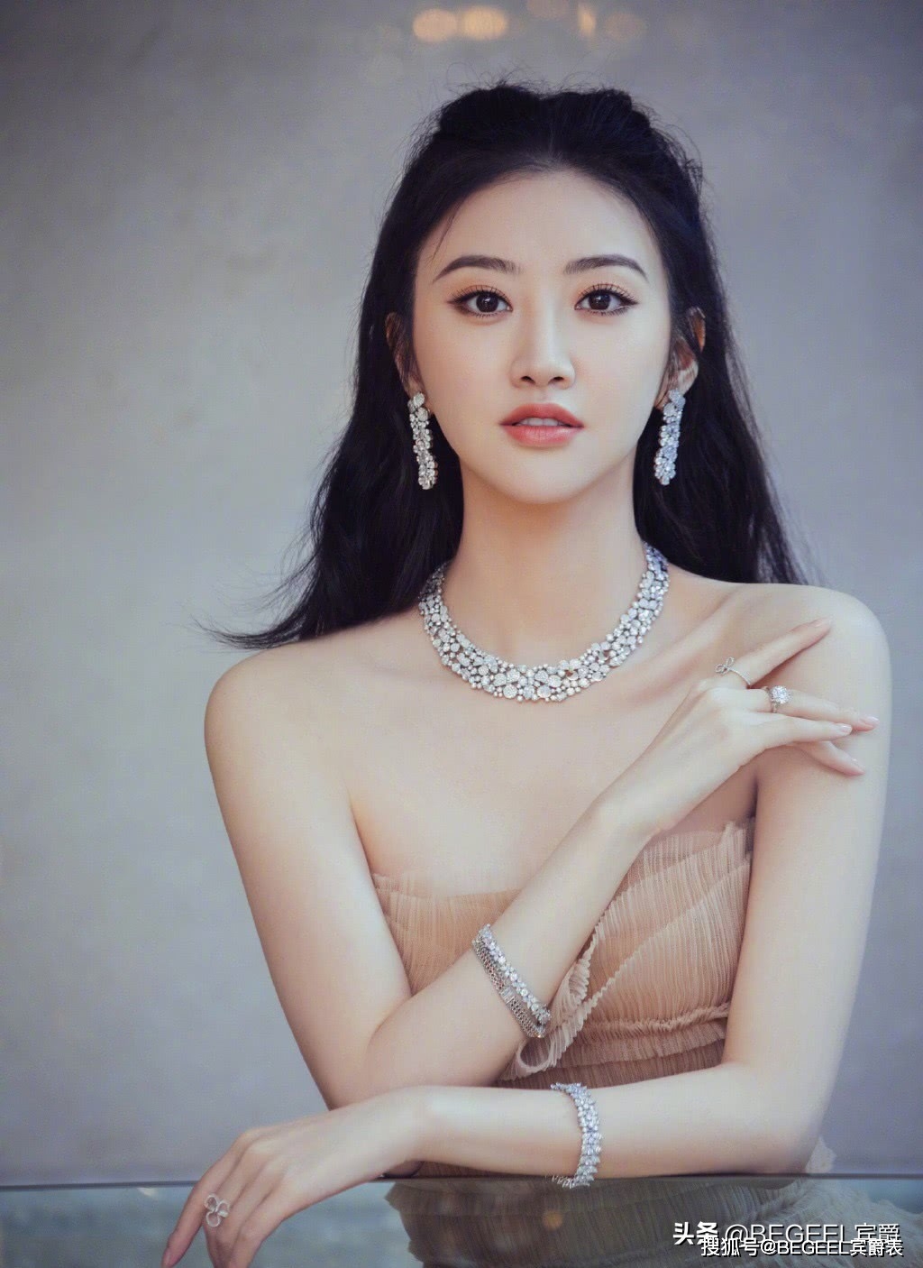 耳环|女人约会戴这三种首饰，温柔又有女人味