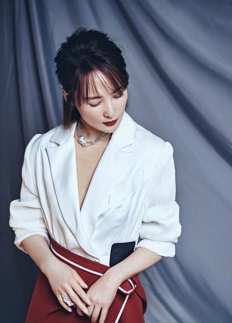 整体|44岁蒋勤勤真的嫩，穿衬衫配裙子洋气减龄，完全没有皱纹太冻龄？