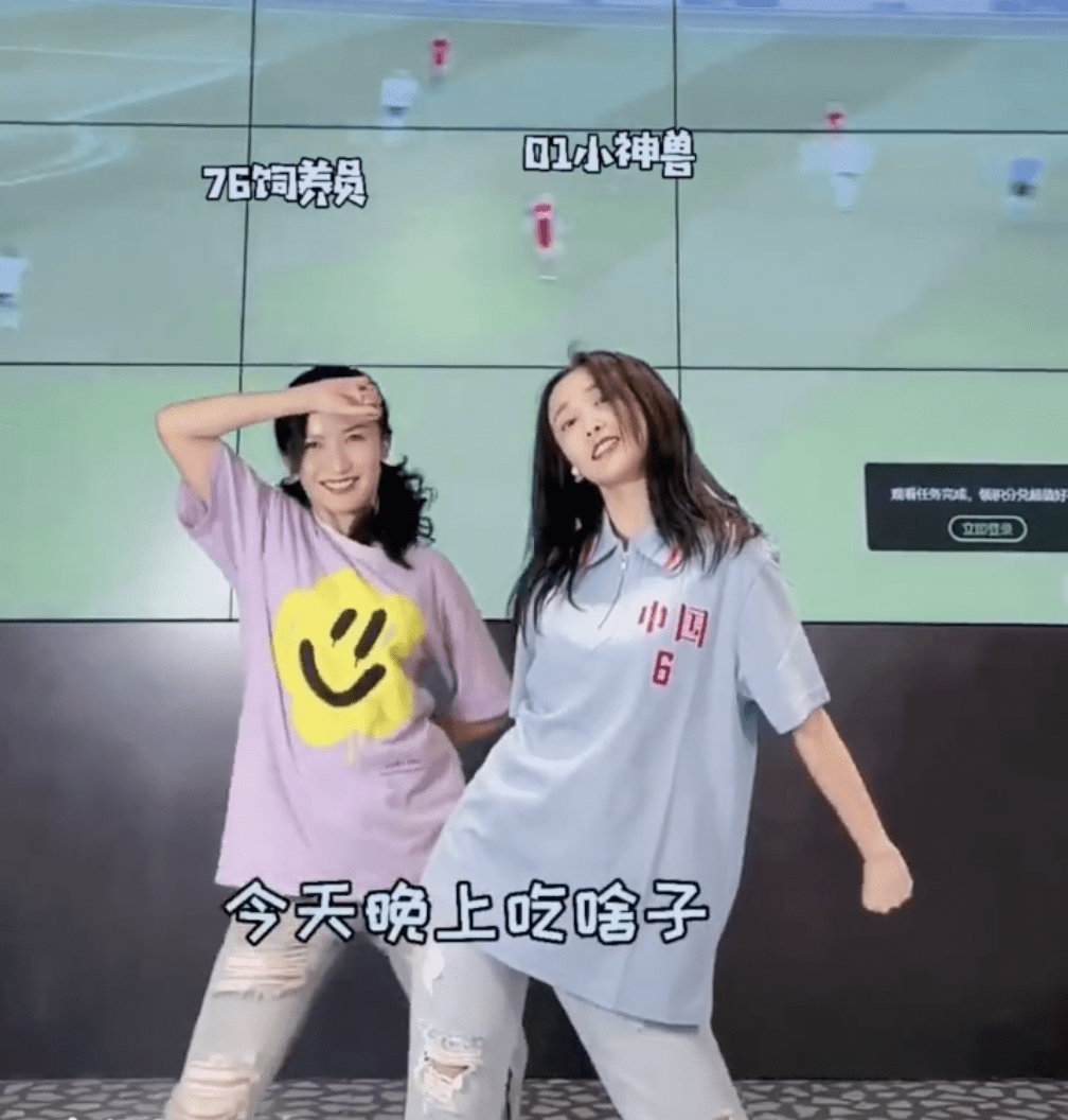 年龄段|祖孙三人同穿旗袍跳舞，孙女时髦妈妈气质，还是67岁外婆最有韵味
