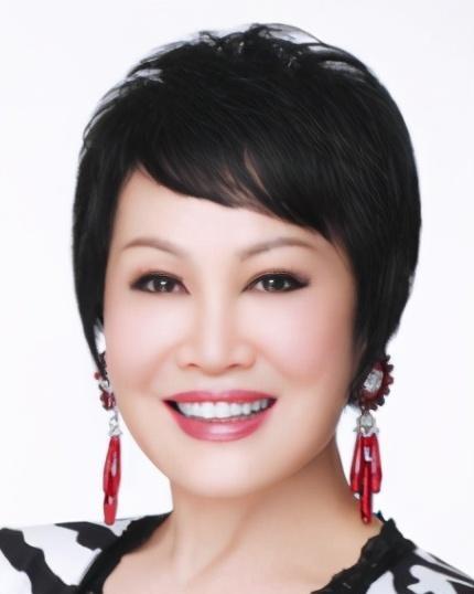 化妆品|靳羽西：春晚前排一坐就是20年，背后的荣誉和成就无数