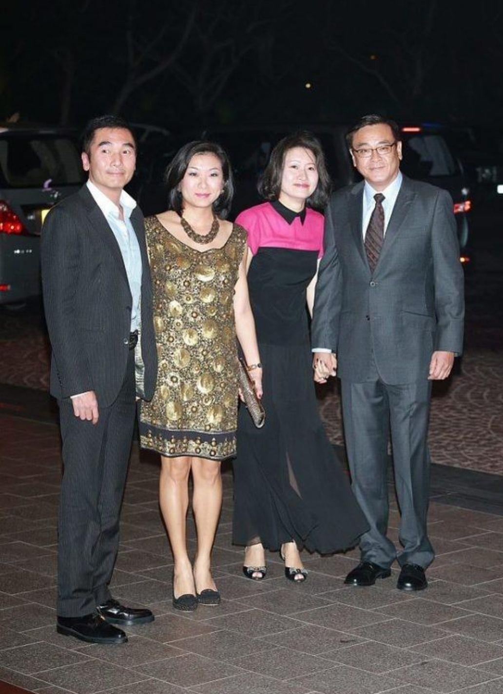 方中信携港姐老婆亮相两人结婚十多年恩爱如旧出门都十指紧扣