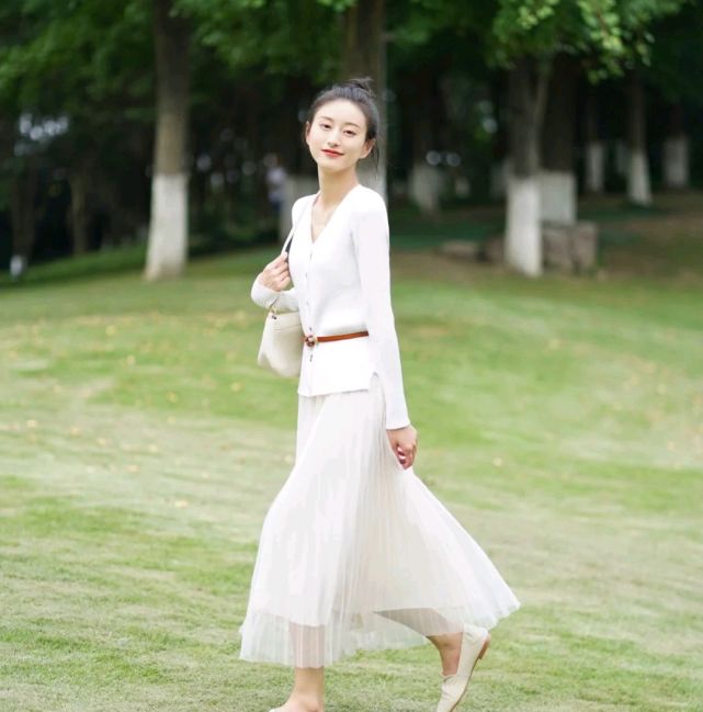 女生|怎么打扮才能变成温柔女孩？合理搭配半身裙，轻松呈现温柔气质