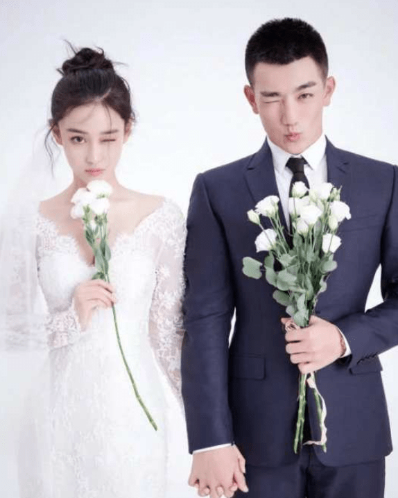 身材苗条|张馨予现身机场，穿超短裤秀白嫩细腿，身材苗条不似孩子妈