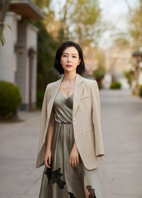 面料|真正会穿的女人，穿西装外套不会配小脚裤，看陈数就知道了？