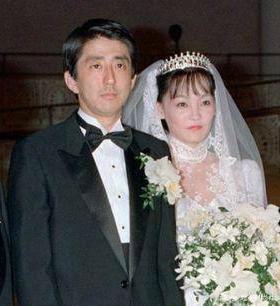 东方|日本夫人穿搭显东方美，曾开酒吧亲自招待客人，就是穿衣太低调！