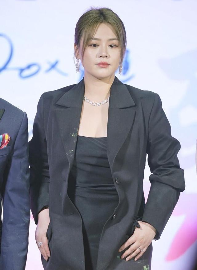 活动|马思纯身材有点控不住，出席活动要穿加大号西装，赘肉快遮不住了