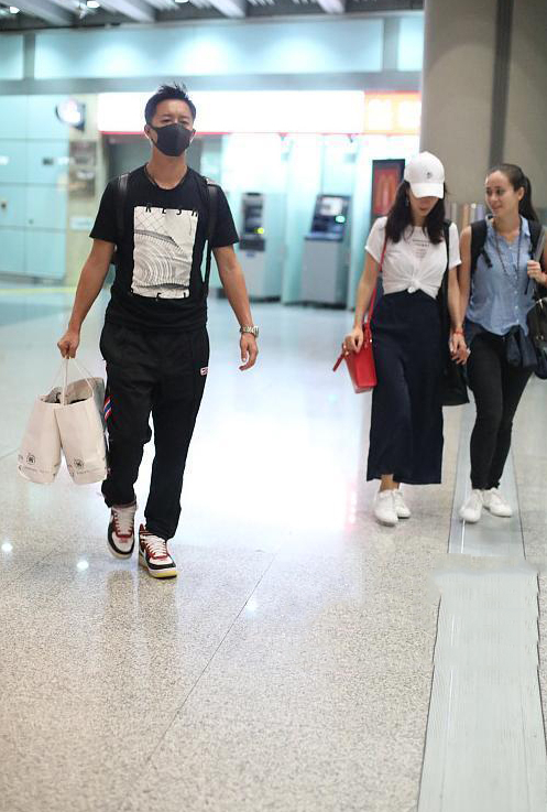 韩庚|卢靖姗和混血妹妹走机场,姐妹花傻傻分不清,妹妹比姐姐还好看